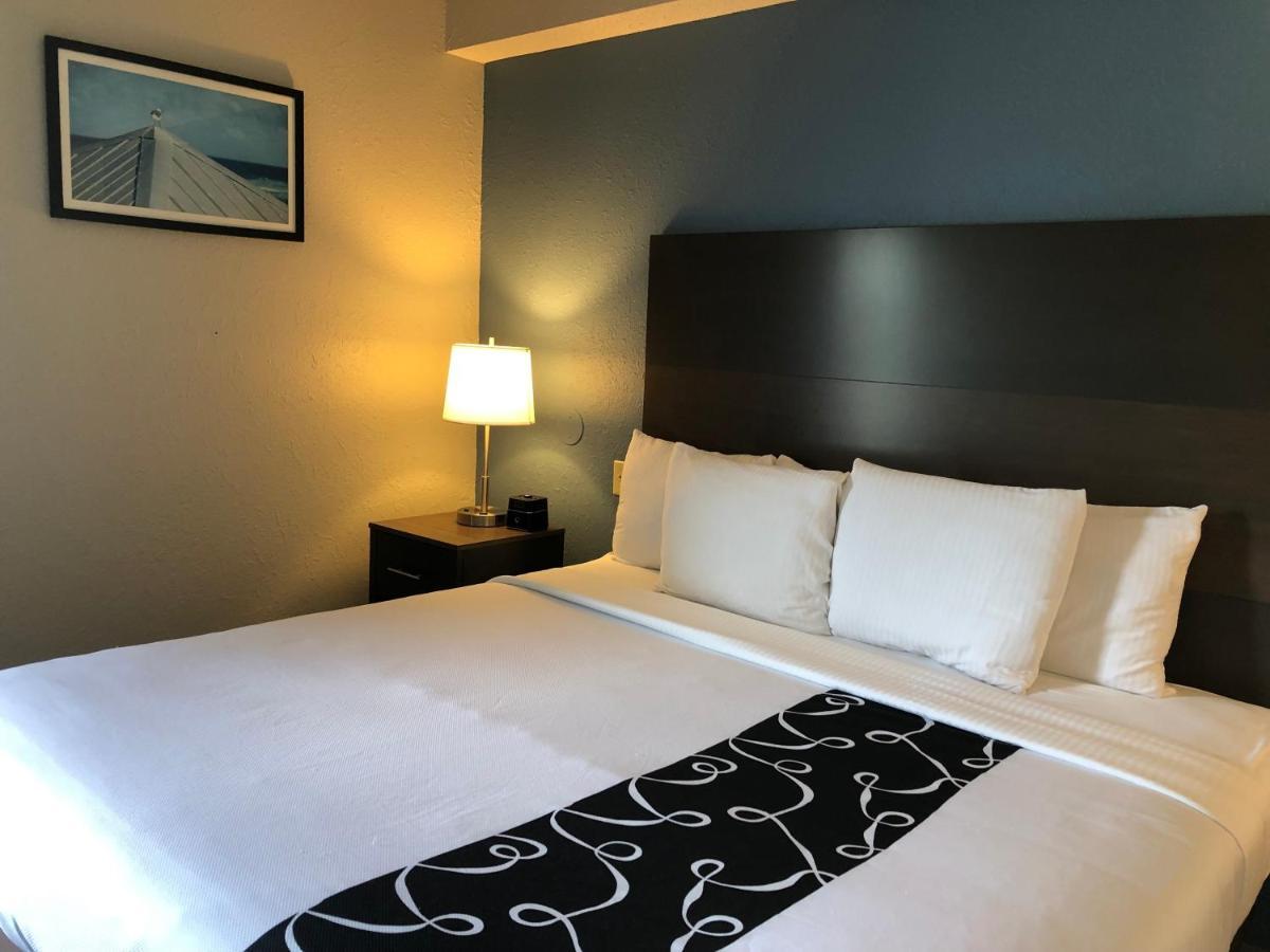 Deluxe King Room Bath Tub Mobility or Hearing Accessible Non-Smoking,1078776325:JPEG