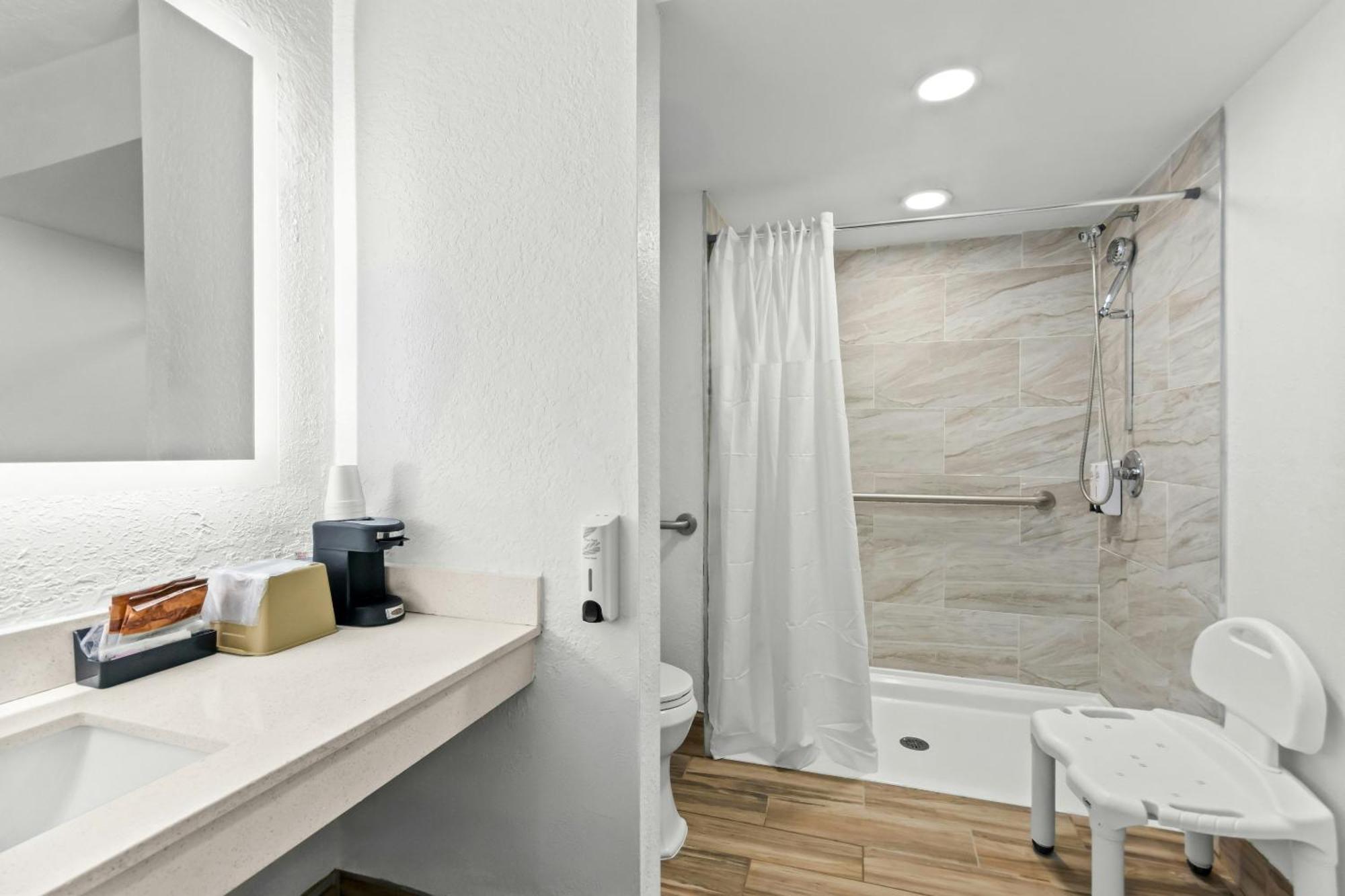 Deluxe King Room Disability Access Roll Shower Non-Smoking