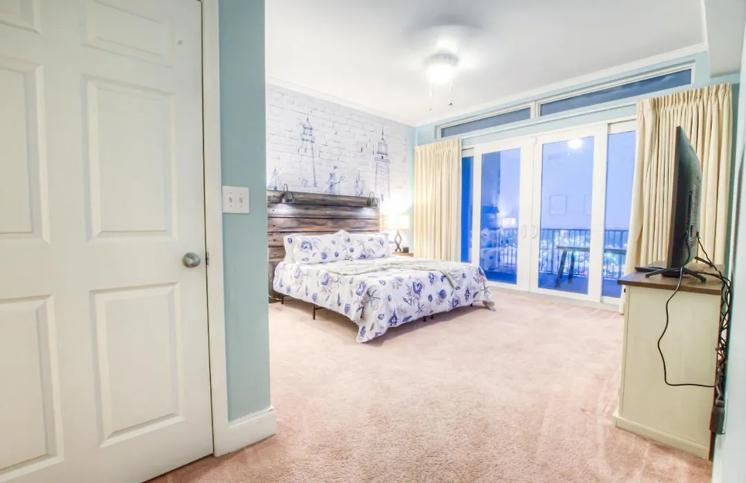Large 3 Bd Penthouse 2034 In Laketown, Great Views And Amenities!-1