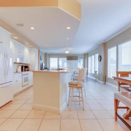 Comfortable Modern Condo With Amazing Ocean View From 750 Sqft Balcony - Unit 0107-3
